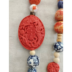 Collier avec médaillon en cinabre